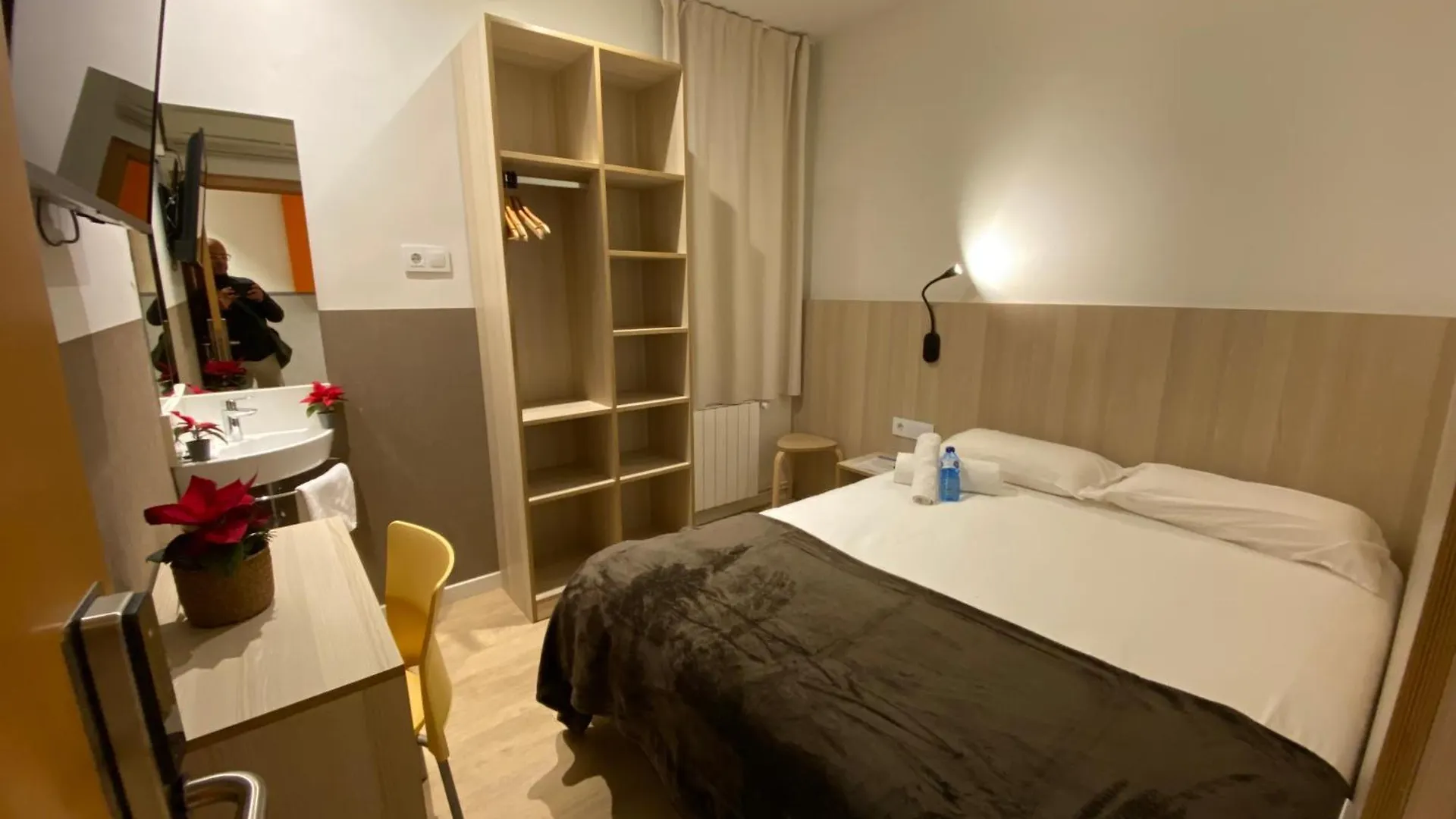 Hostal Bestprice Barcelona Stadium contacts